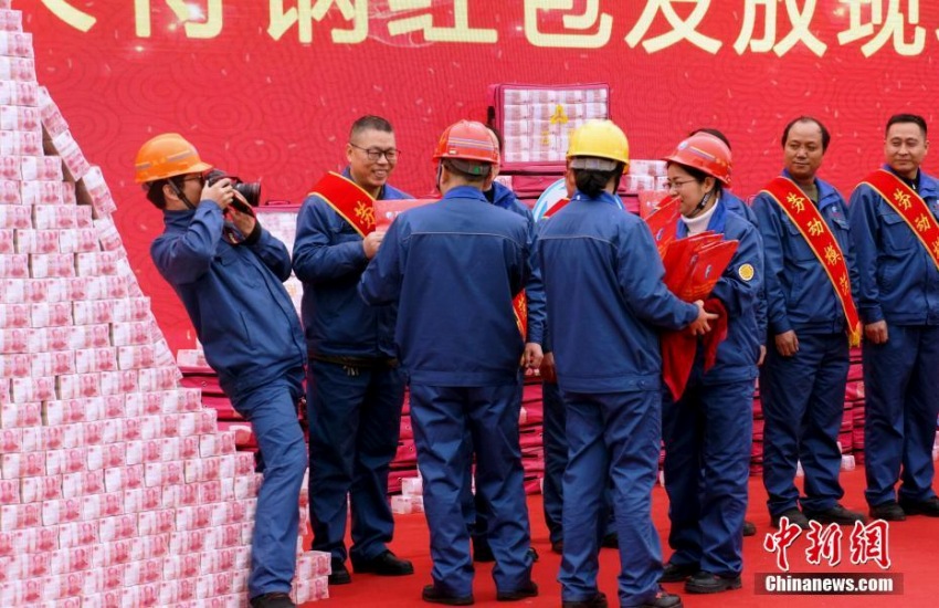 鉄鋼企業の敷地に山積みされた社員たちのボーナス3億元分の札束　江西省