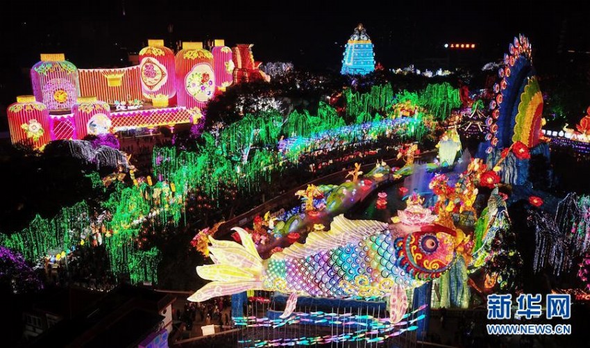 「国際恐竜ランタン祭り」開幕　四川自貢