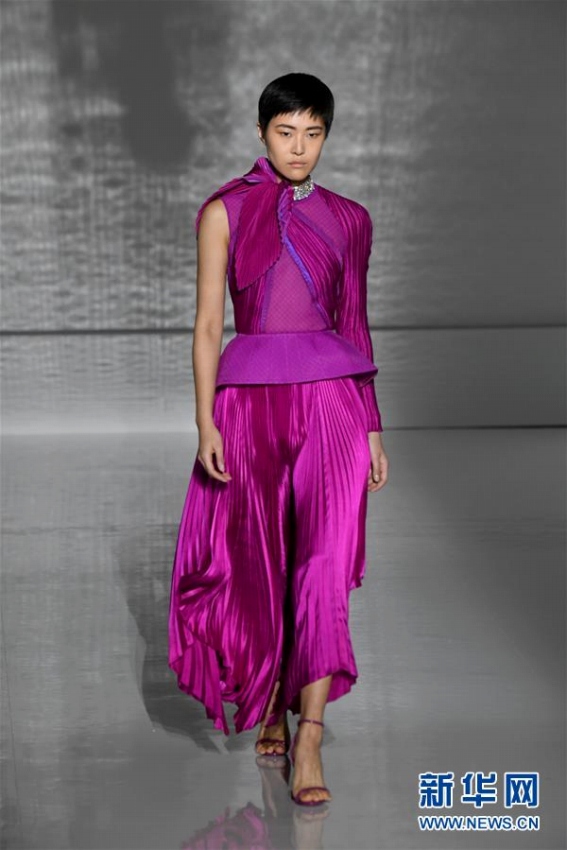 パリオートクチュールコレクションでジバンシィが新作ファッション披露