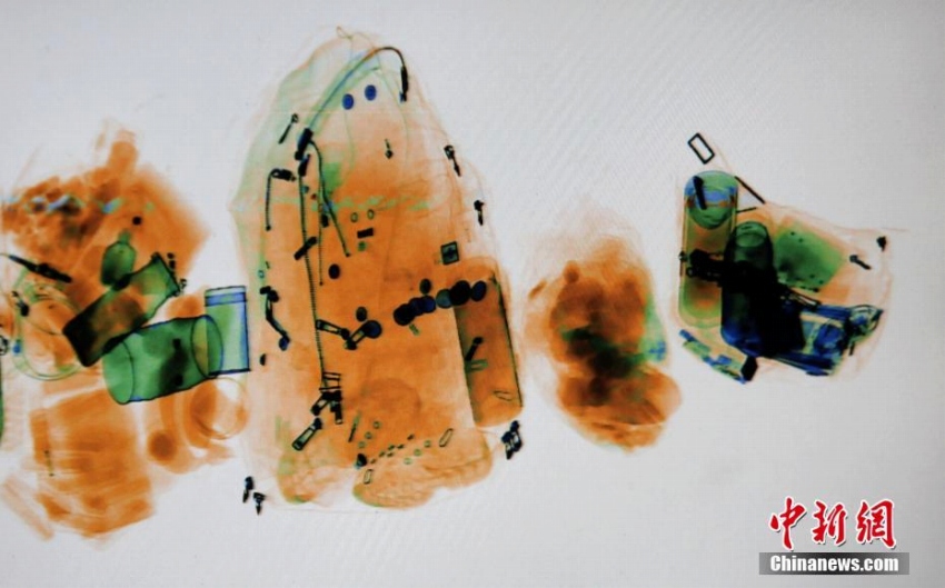 中国で帰省ラッシュ開始　「水彩画」のようなX検査機を通る手荷物