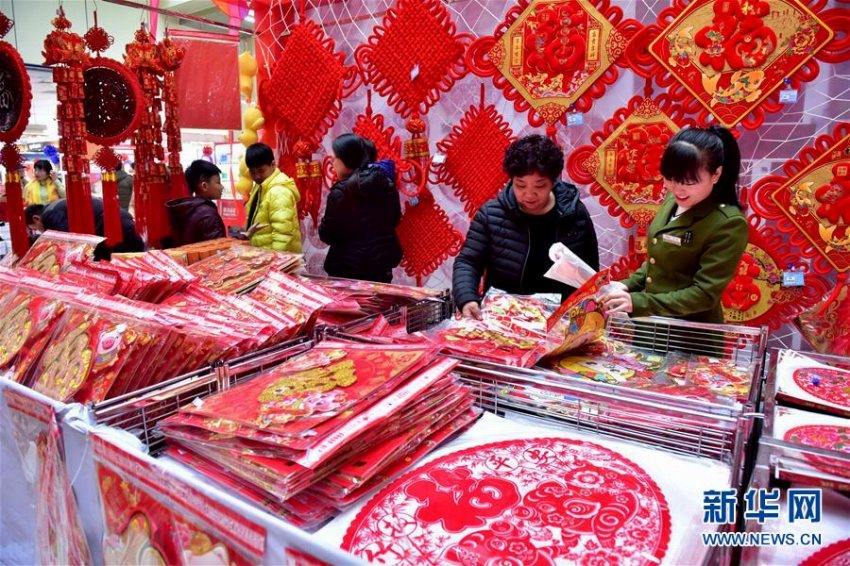 春聯や福の字が飾られ 中国はお正月ムード一色