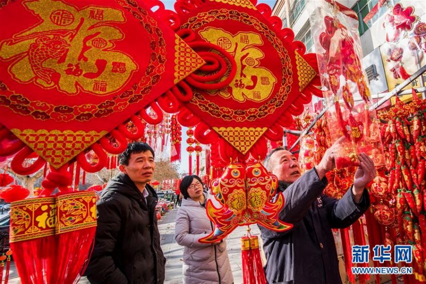 春聯や福の字が飾られ 中国はお正月ムード一色