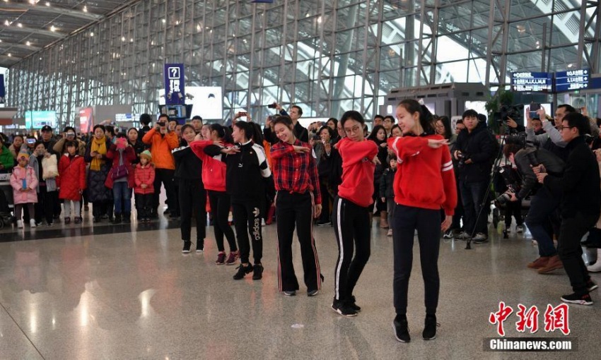 学生が「フラッシュモブ」で旅客を魅了 成都双流国際空港