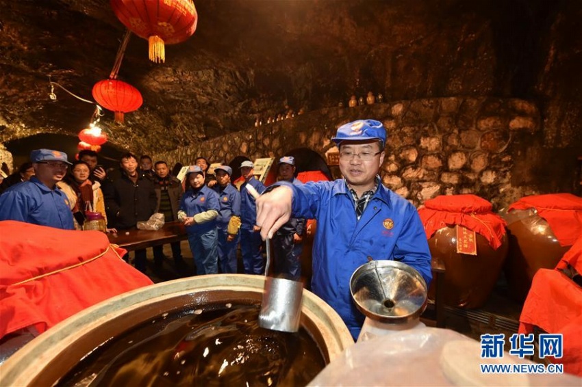 洞窟に貯蔵した芳醇な年越しの酒で新年迎える　桂林