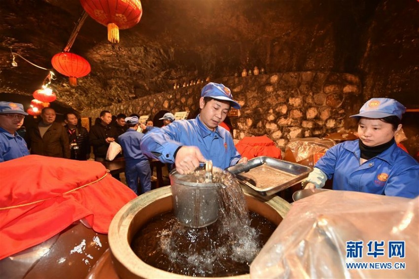 洞窟に貯蔵した芳醇な年越しの酒で新年迎える　桂林