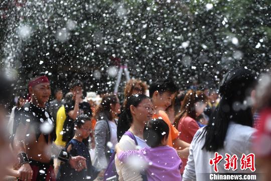 南国に舞い落ちる雪の華　海南島で人工雪のイベント