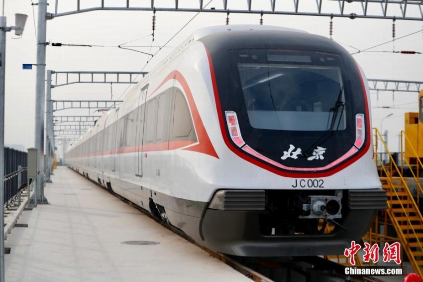 今回初めて公開された北京地下鉄新空港線列車「白鯨号」（撮影・富田）。
