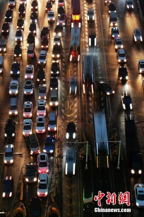 春節近づき、次第に通行量増える南京の高速道路　江蘇省