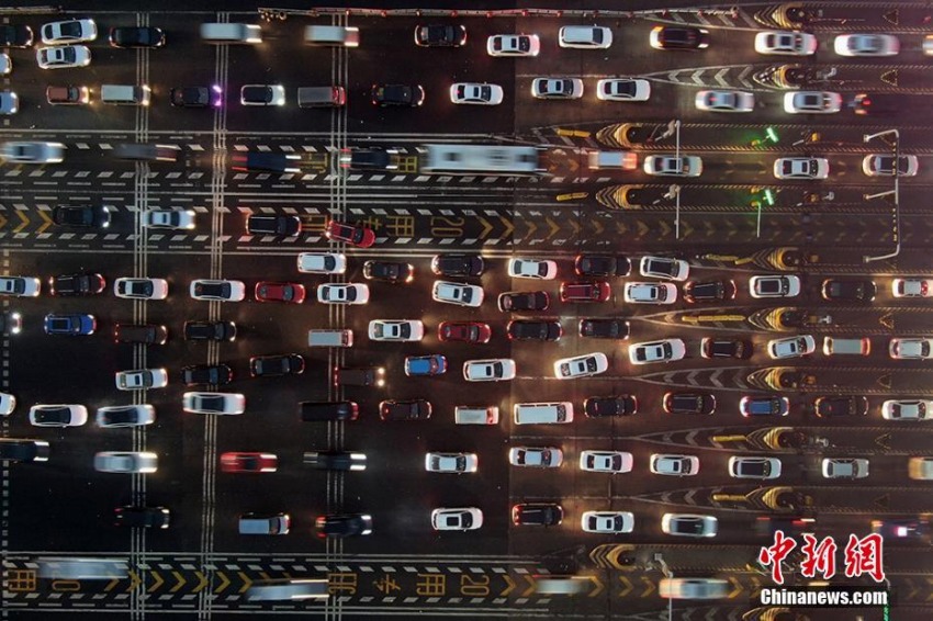 春節近づき、次第に通行量増える南京の高速道路　江蘇省