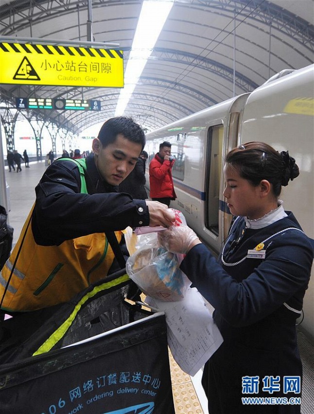 中国の高速鉄道と「競争」繰り広げるデリバリー配達員