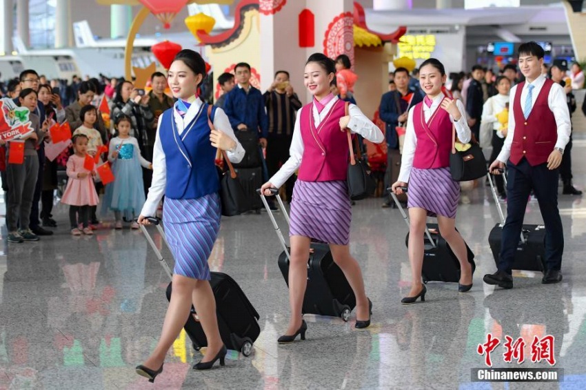 広州白雲空港でフライトアテンダントが春節祝ってフラッシュモブ