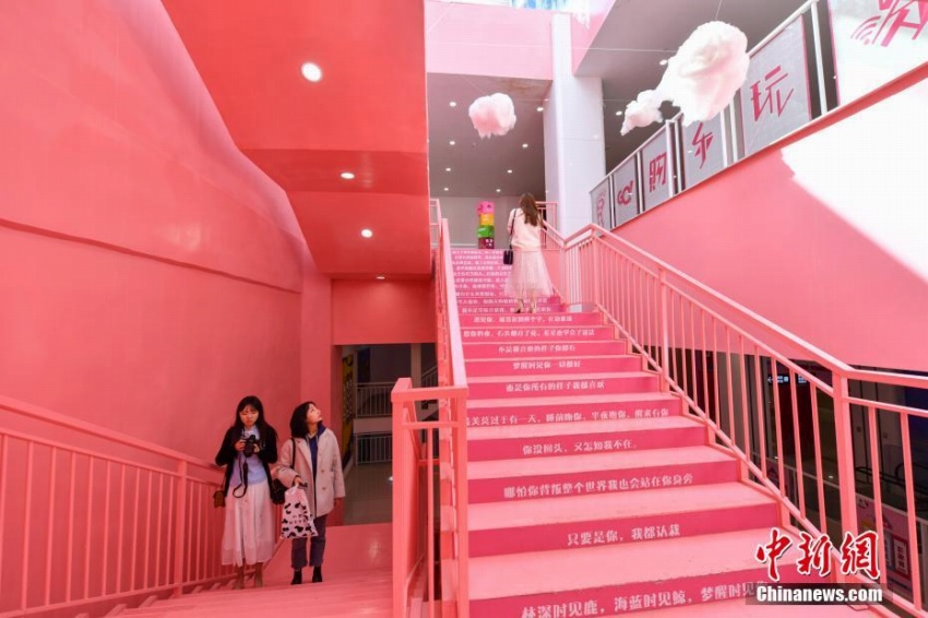 雲南省の昆明にロマンチックなピンクの地下鉄駅登場