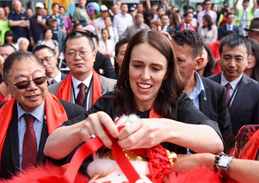 華人たちと春節祝うニュージーランドのアーダーン首相