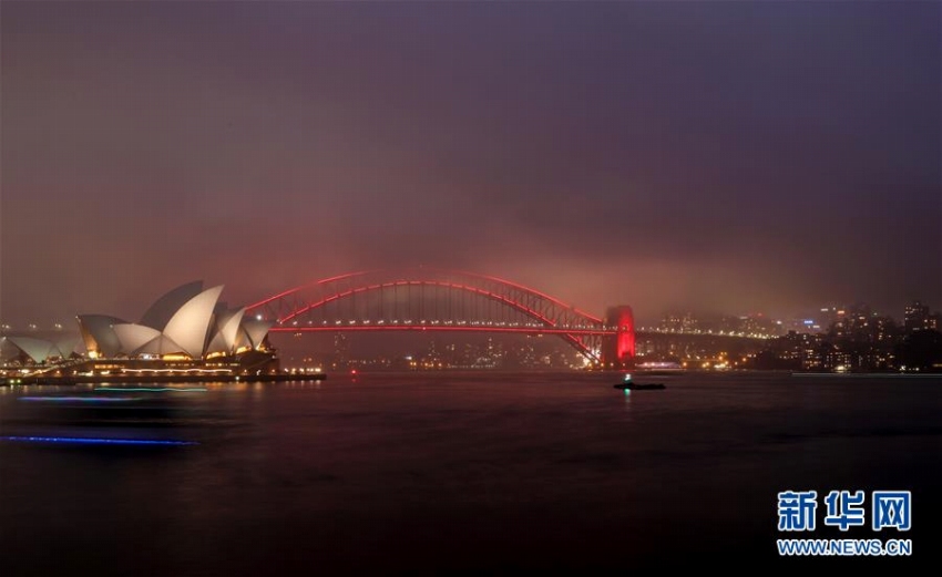 豪シドニー・ハーバーブリッジが春節を祝い赤くライトアップ