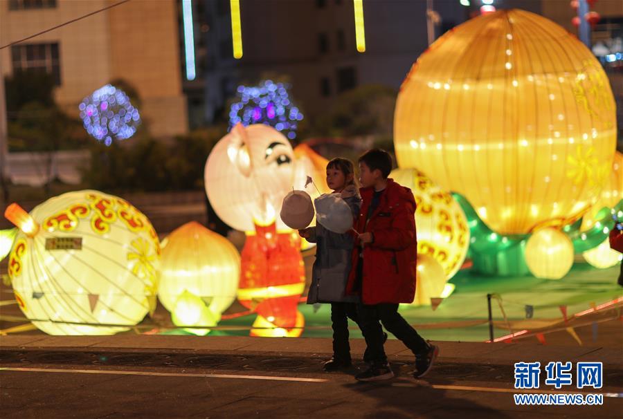 2月6日、貴州省銅仁市玉屏■（にんべんに同）族自治権の舞陽広場で提灯を眺める人々。
