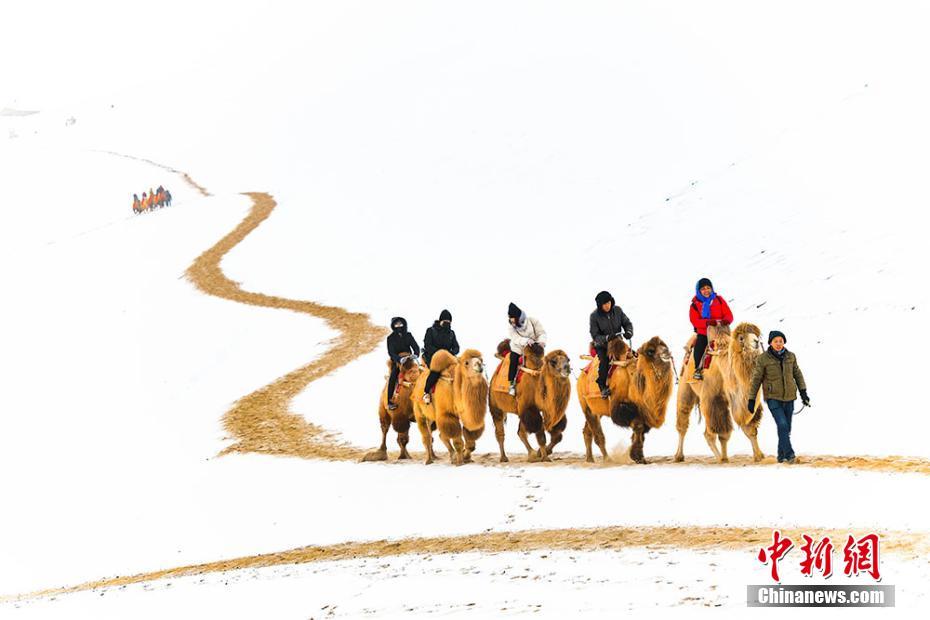 甘粛・敦煌で新春の雪景色　ゴビ砂漠も真っ白