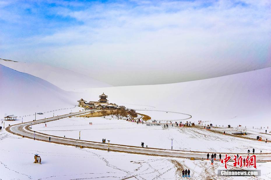 甘粛・敦煌で新春の雪景色　ゴビ砂漠も真っ白