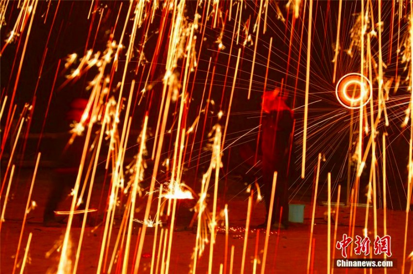 河南省の古都・開封市で鉄の花が夜空に舞うショー