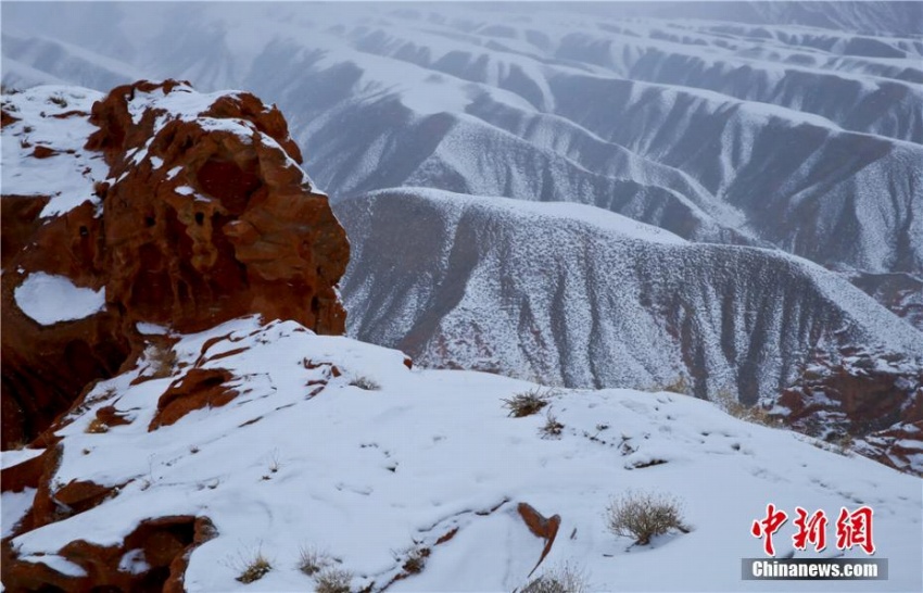 降雪でその独特な地形より露わに　甘粛省張掖市の丹霞国家地質公園