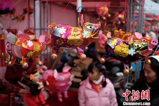 南京で伝統の手作りランタンお目見え　干支のブタが人気