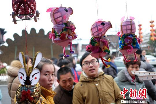 南京で伝統の手作りランタンお目見え　干支のブタが人気