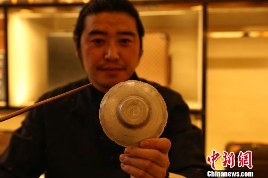 四川省の長嘴壺パフォーマーがサンフランシスコで茶芸を披露