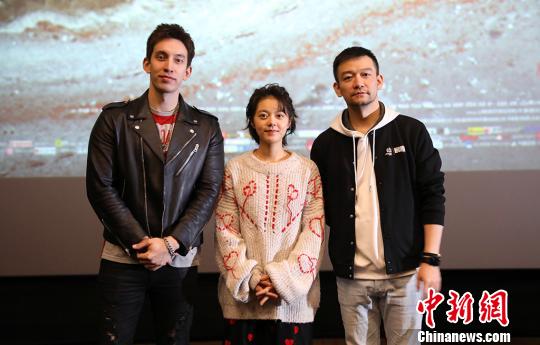 ファンの前に登場した監督の郭帆（写真左）とメインキャストの趙今麦（写真中央）とMike隋（写真右、撮影・寒単）。