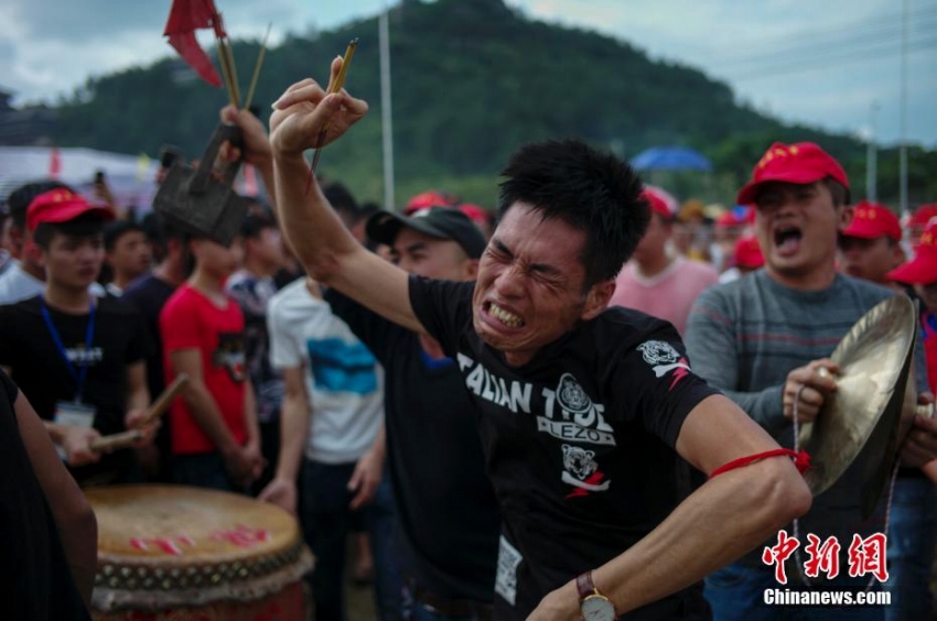 海南省の新春廟会で顔に針金突き通す伝統のショー披露