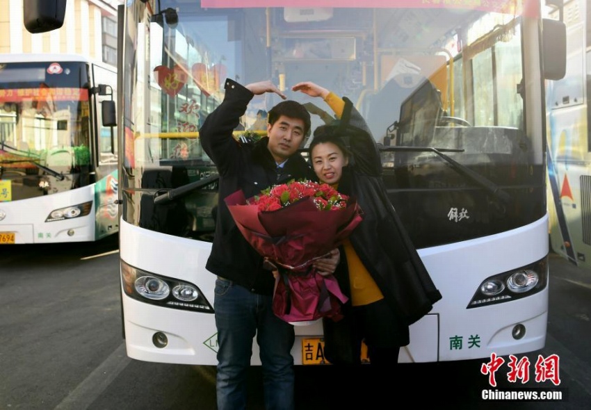 路線バスが結びつけたカップル、バス運転手がプロポーズに成功　吉林省