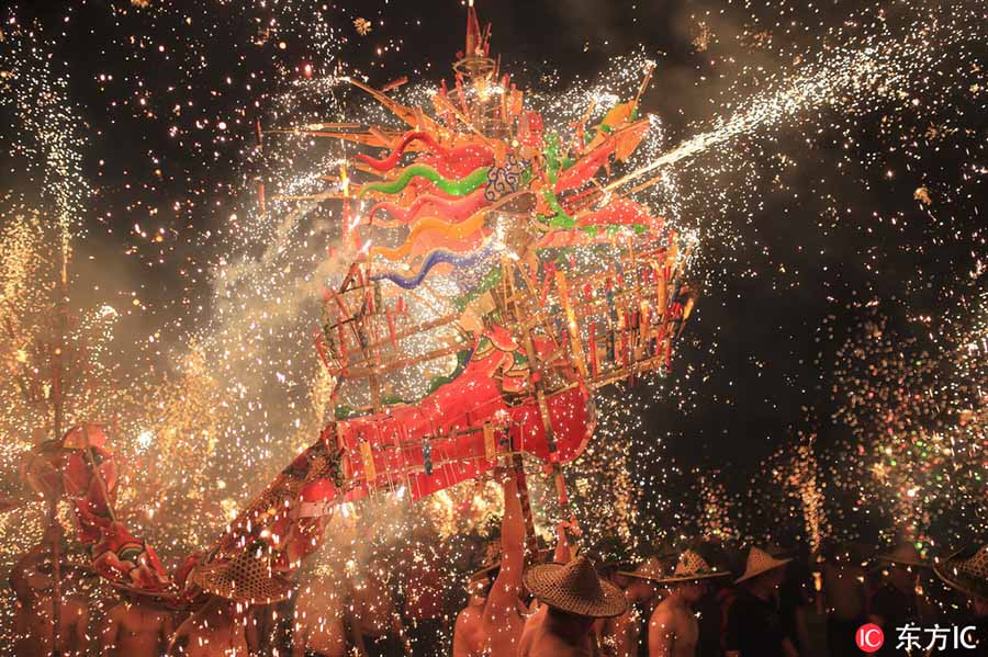 広東省で龍の舞を花火が飾る伝統行事「喬林煙花火龍」