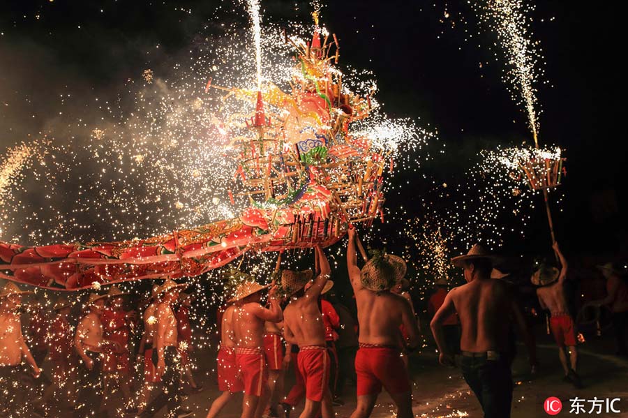 広東省で龍の舞を花火が飾る伝統行事「喬林煙花火龍」