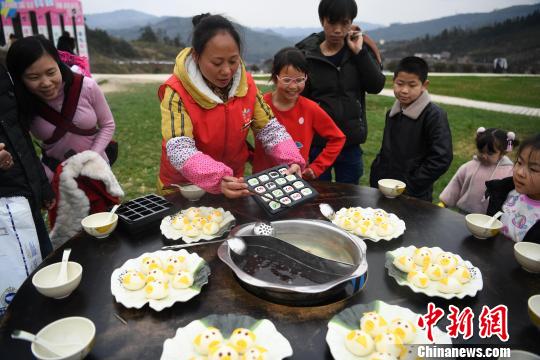 重慶名物の「鴛鴦火鍋」で麻雀牌かたどった湯圓茹でて元宵節祝う