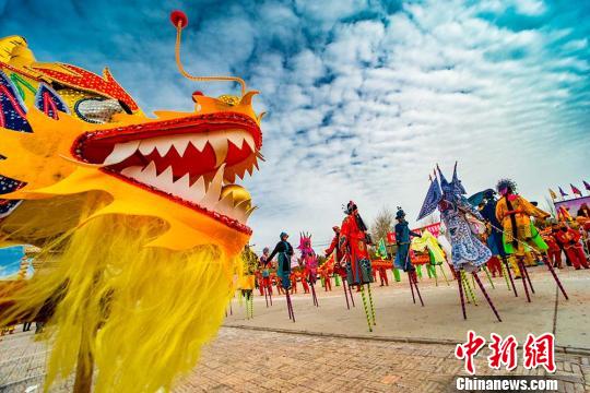 甘粛省敦煌市で春節祝う伝統行事「社火」　西遊記版が人気集める