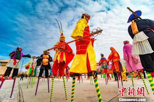 甘粛省敦煌市で春節祝う伝統行事「社火」　西遊記版が人気集める