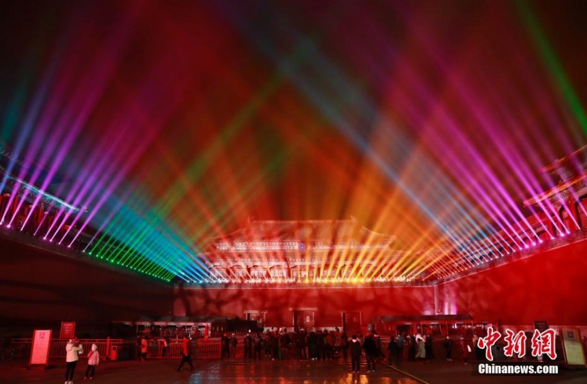 宵闇に美しく浮かび上がる故宮、設立から94年間で初の「灯会」　北京