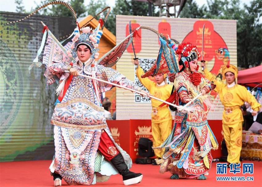 伝統的な戯劇を観て過ごす元宵節　広東省