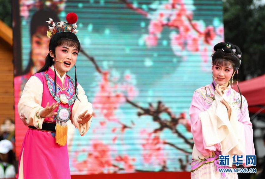 伝統的な戯劇を観て過ごす元宵節　広東省