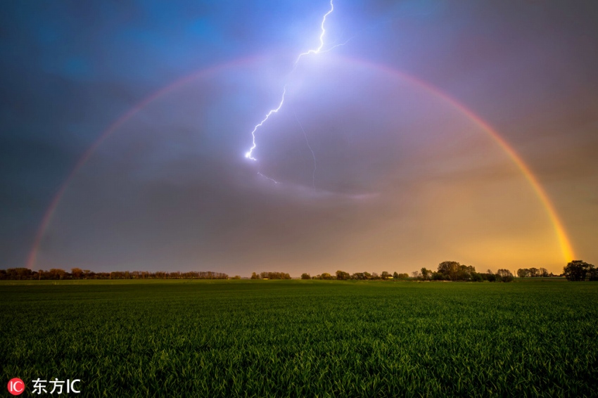雷が虹に「命中」した瞬間を捉えた美しい写真
