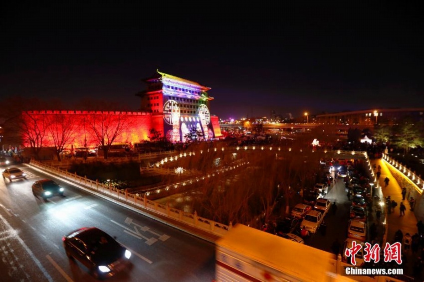 北京の徳勝門で元宵節祝うプロジェクションマッピングショー