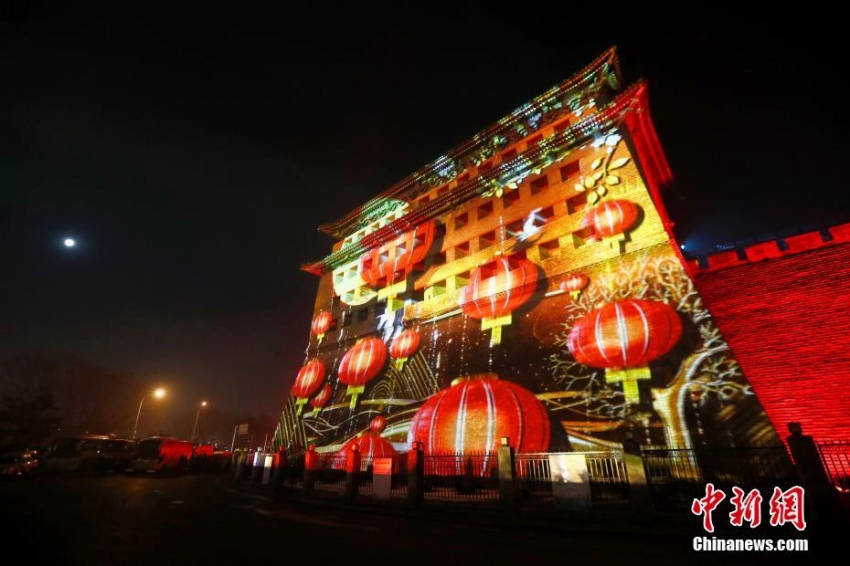プロジェクションマッピングショーで美しい映像が映し出された北京の徳勝門の城楼（撮影・富田）。