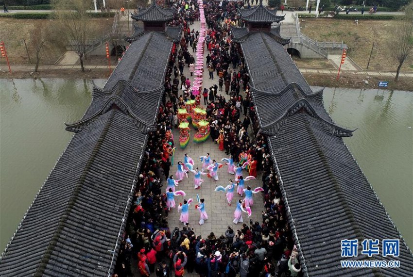 橋を渡る伝統行事「正月十六走太平」　安徽省