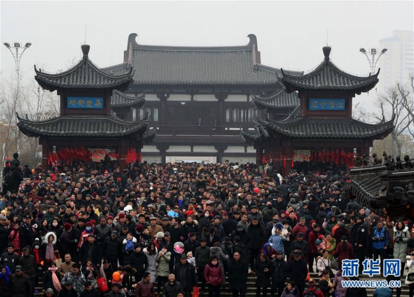 全椒県の太平橋を渡る大勢の人々(2月20日、撮影・沈果）。