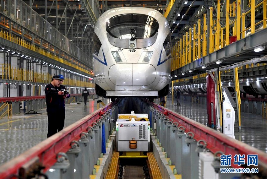 マート検査ロボットを使って高速列車の車両を検査する整備士(2月20日、撮影・李安)。