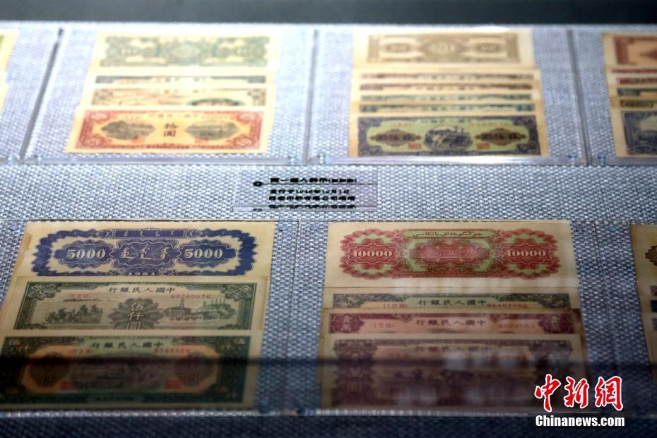 博物館に展示されている人民元紙幣（2月20日撮影、張遠）。 