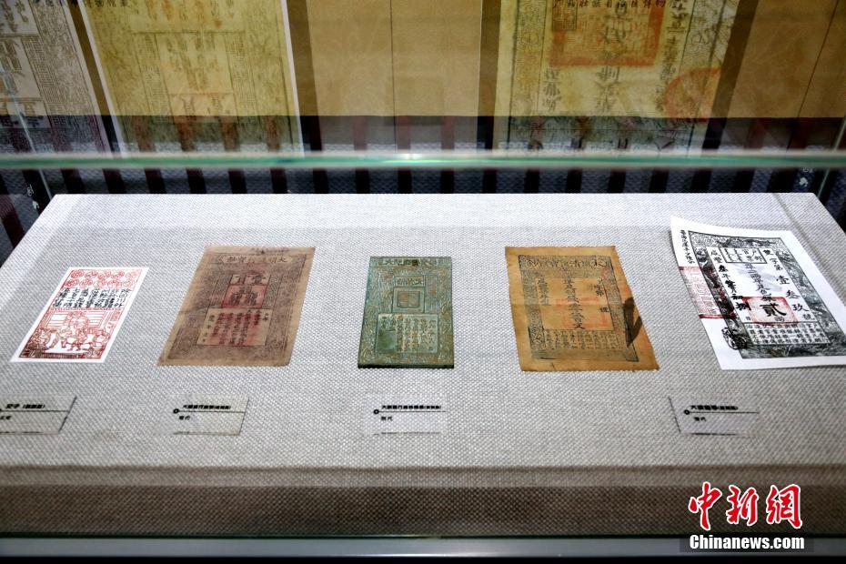 さまざまな時代の貨幣を展示する西安市民間金融博物館