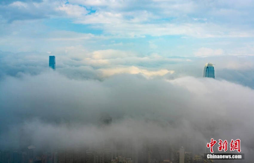 香港地区のヴィクトリア・ハーバー、「移流霧」で仙境のような絶景に