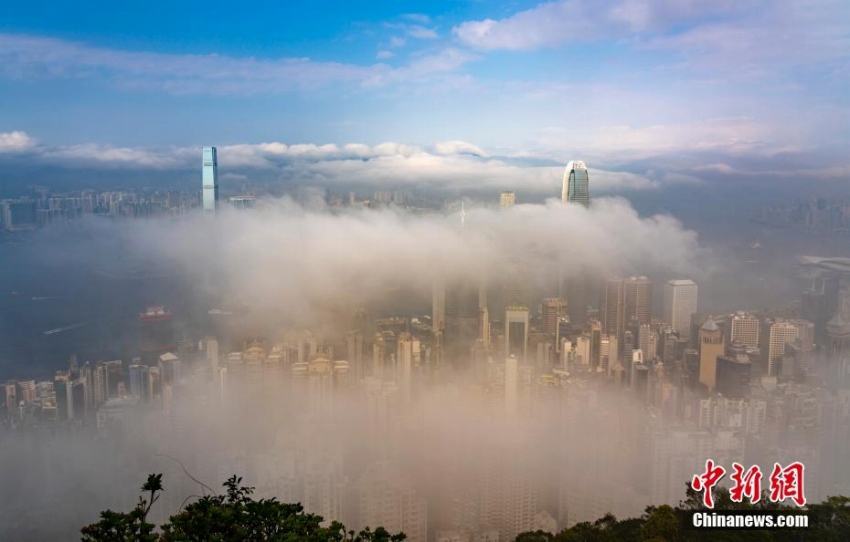 香港地区のヴィクトリア・ハーバー、「移流霧」で仙境のような絶景に