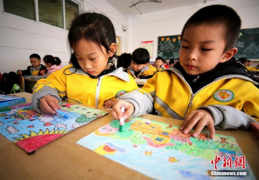 中国各地の小中学校で新学期スタート