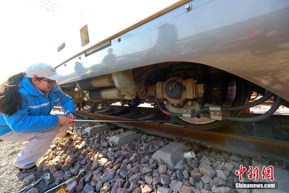 平均年齢23歳　中国初の高速鉄道女子整備士乗務隊を訪ねて