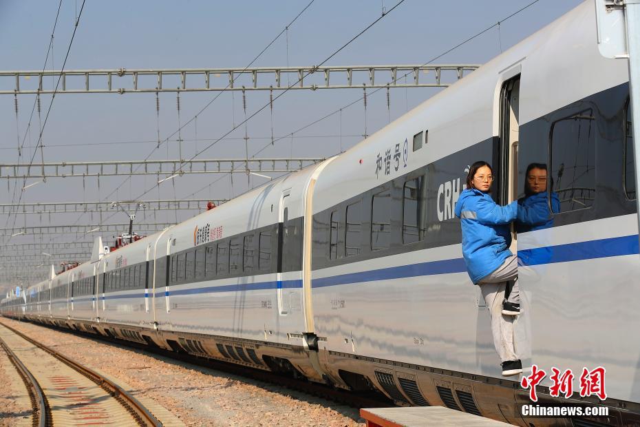 平均年齢23歳　中国初の高速鉄道女子整備士乗務隊を訪ねて